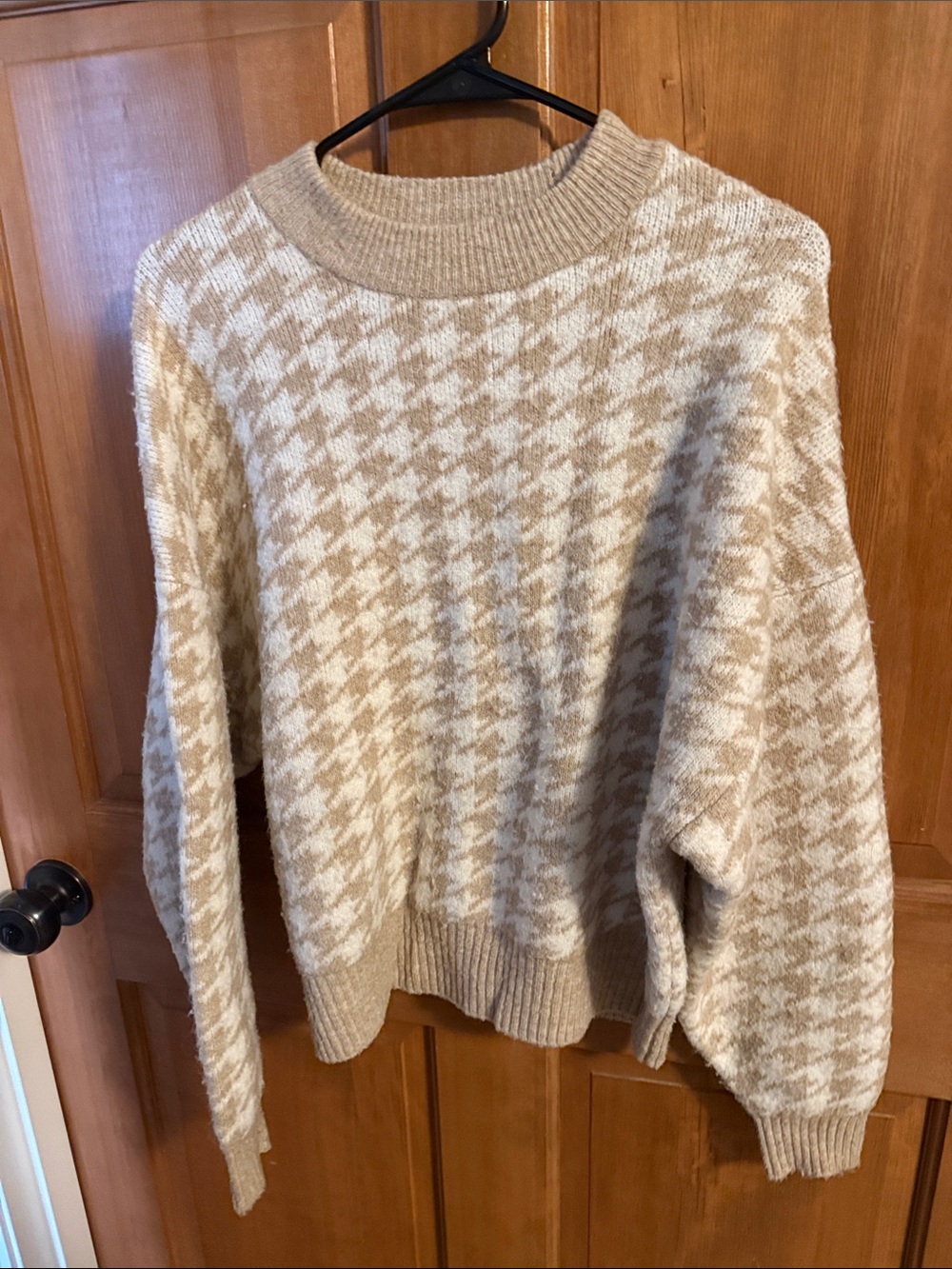 H&M Cream & Tan Houndstooth Crewneck Sweater